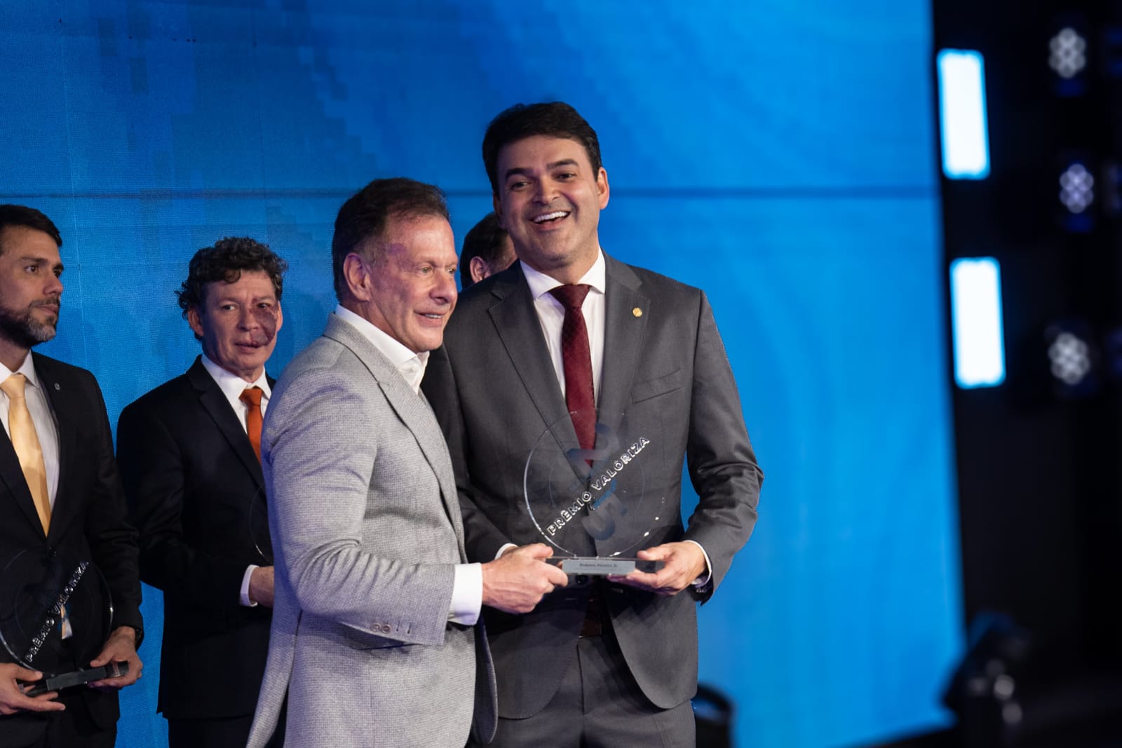 Rubens Pereira Júnior recebendo prêmio